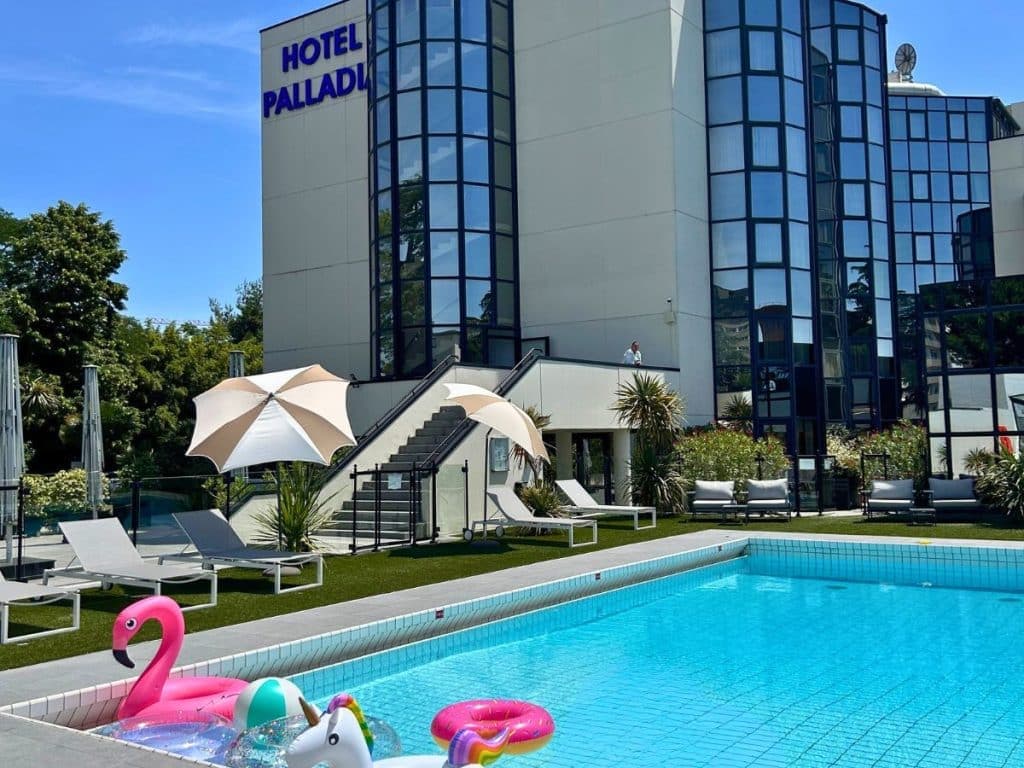 Flamingo and unicorn floats in the outdoor pool of the Hôtel Palladia in Toulouse