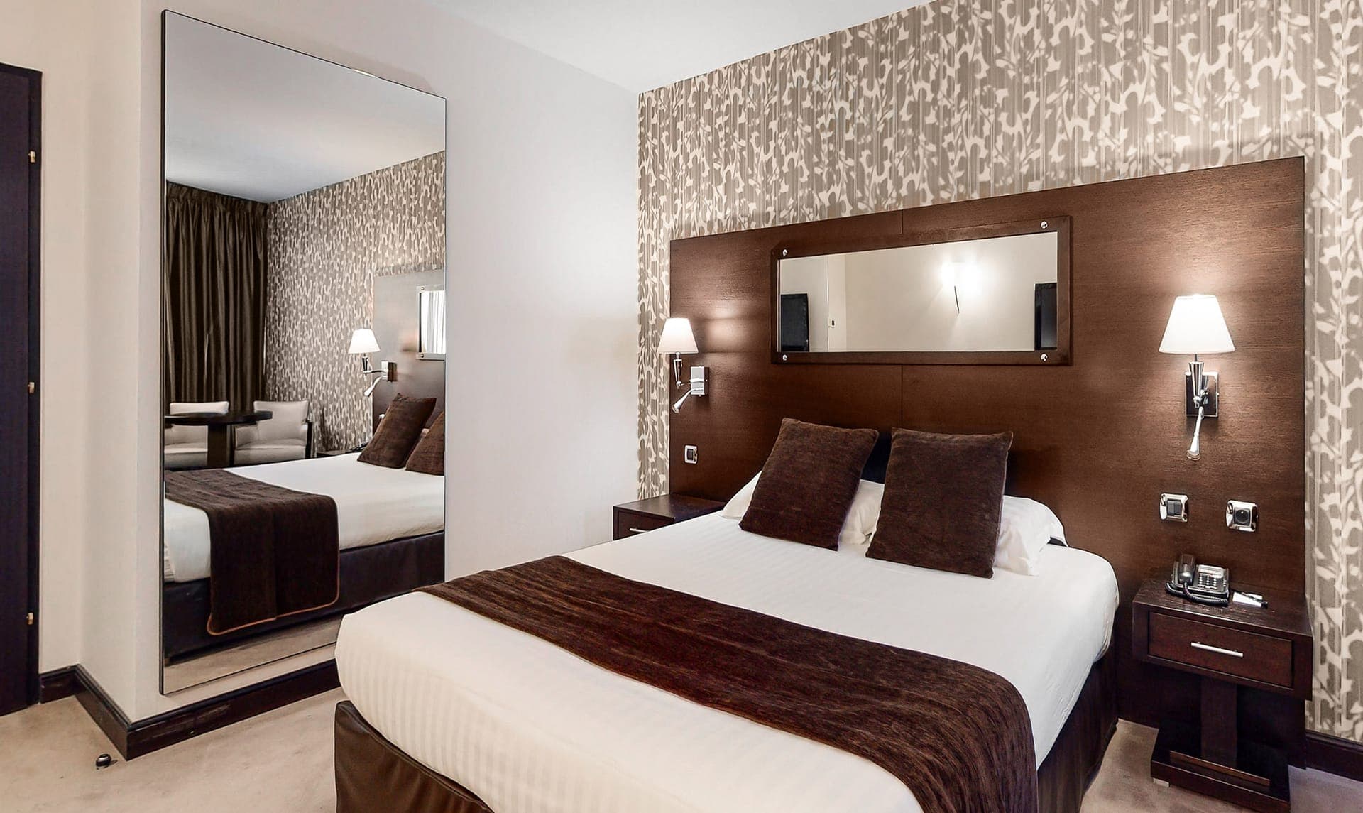 Comfort room at the Hôtel Palladia in Toulouse, with a double bed and a full-length mirror