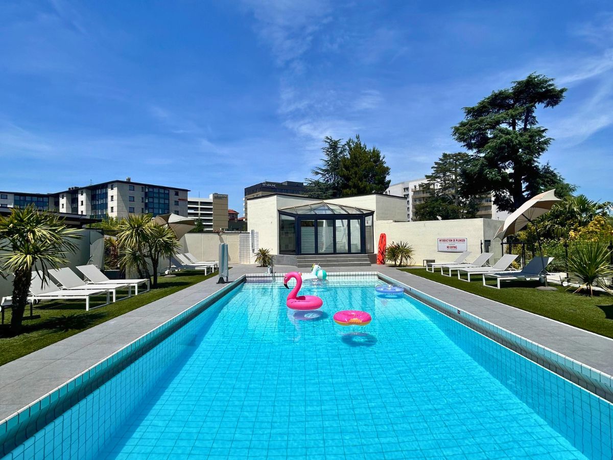 La piscine extérieure de l’Hôtel Palladia